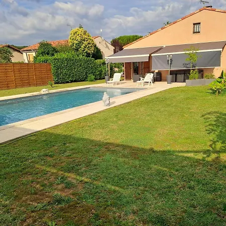 Hébergement de vacances Jolie Maison Avec Piscine *
