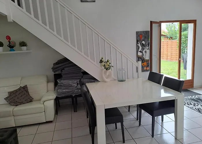 Hébergement de vacances Jolie Maison Avec Piscine Labastide-Saint-Georges