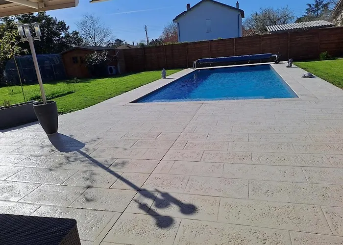 Jolie Maison Avec Piscine Hébergement de vacances *